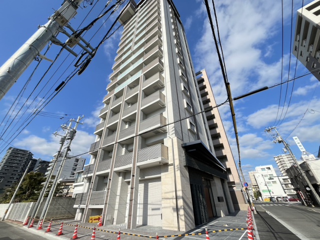 【広島市中区西白島町のマンションの建物外観】