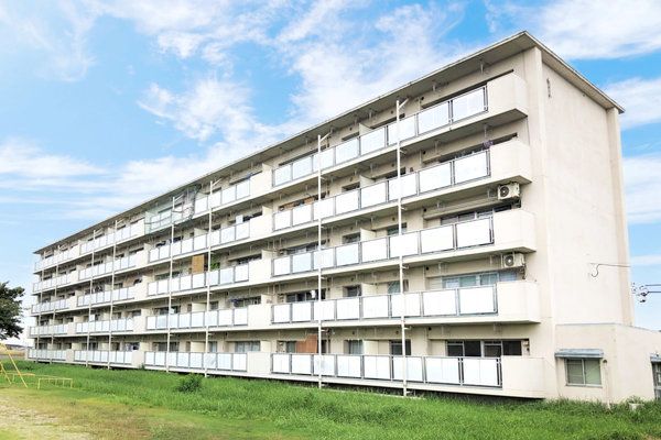 【羽生市大字本川俣のマンションの建物外観】