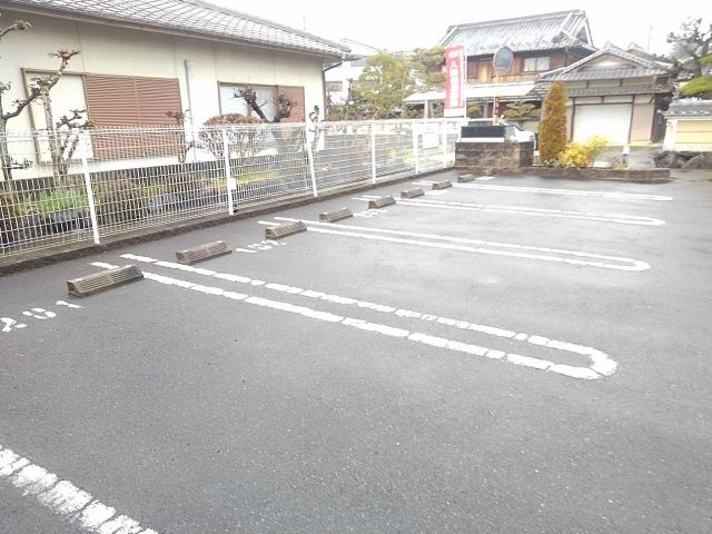 【グラースの駐車場】