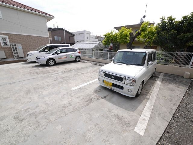 【横浜市緑区青砥町のアパートの駐車場】