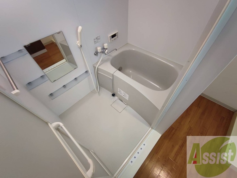 バス・シャワールーム　バスルームは狭すぎず、シャワーも浴びやすそうです。