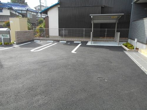 【姫路市香寺町溝口のアパートの駐車場】