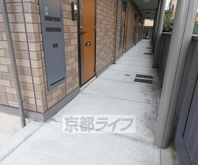 【京都市右京区常盤出口町のアパートのエントランス】