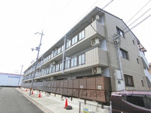 近江八幡市出町のマンションの建物外観