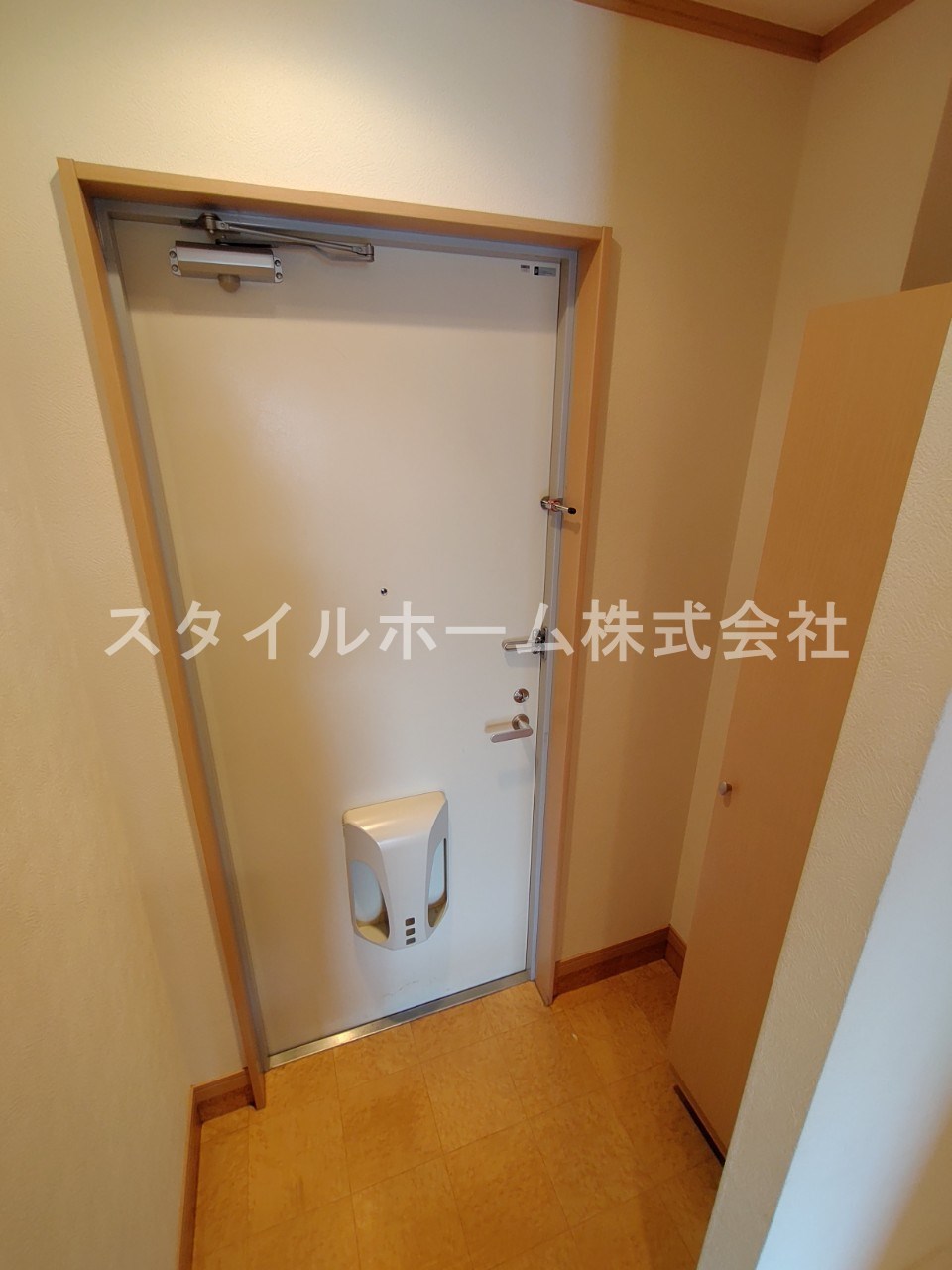 玄関　別部屋写真です。