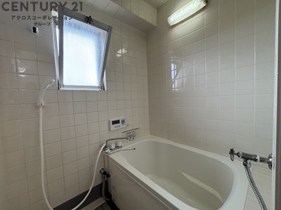 バス・シャワールーム　浴室内に開口があり換気良好です