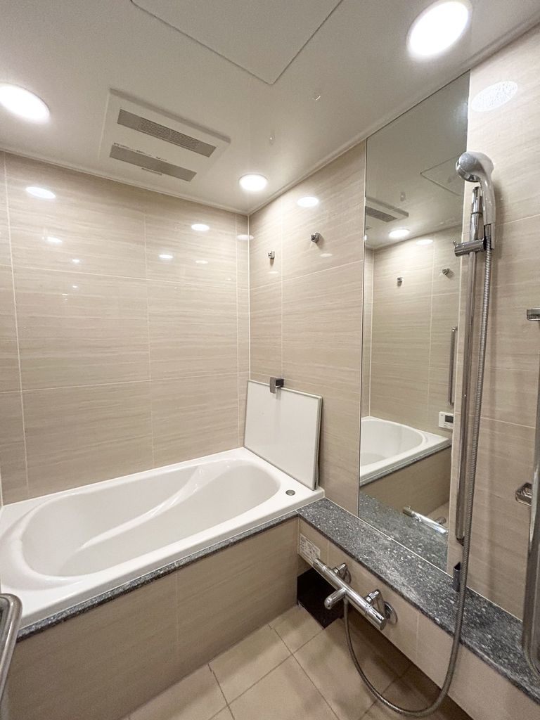 バス・シャワールーム　浴室乾燥機、追い焚き機能あり