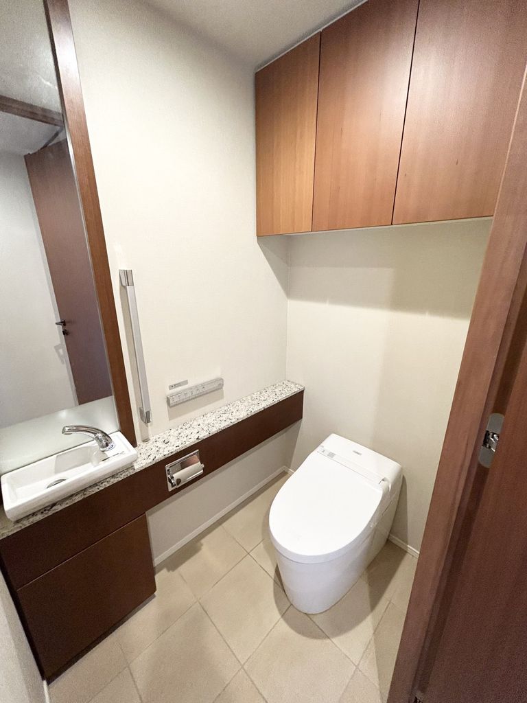 トイレ　温水洗浄便座