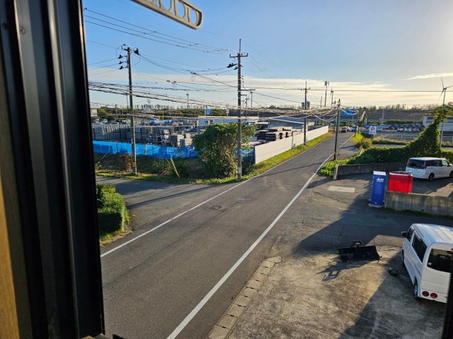 眺望　キッチンから見える距離にコンビニがあり24時間便利です。