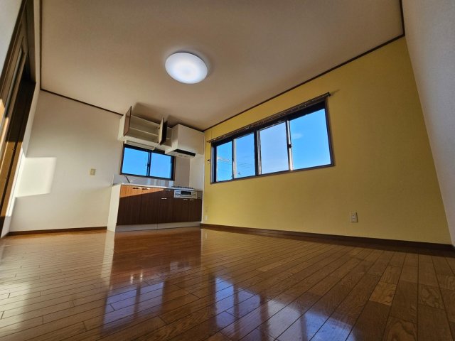 居室・リビング　南西向きLDKは角部屋で日当たり通風良好です。