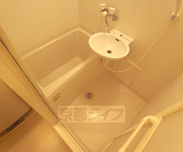 バス・シャワールーム　清潔感あるバスルーム