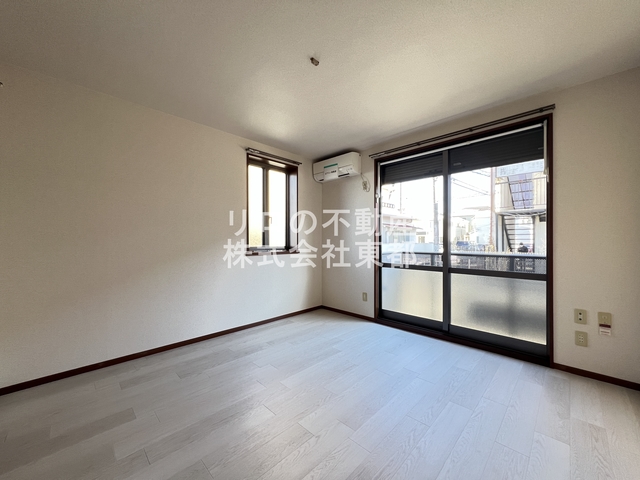 居室・リビング　２面採光なので、明るく風通しのよい過ごしやすいお部屋です♪