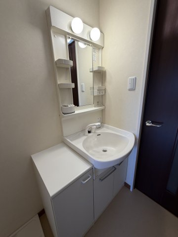 洗面設備　明るい洗面所です