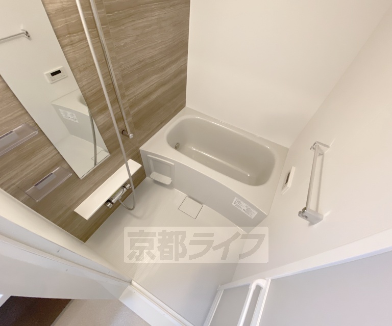 バス・シャワールーム　鏡の付いたお風呂です