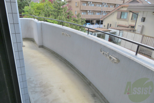 バルコニー　バルコニーは長さも幅も丁度いい広さですね。