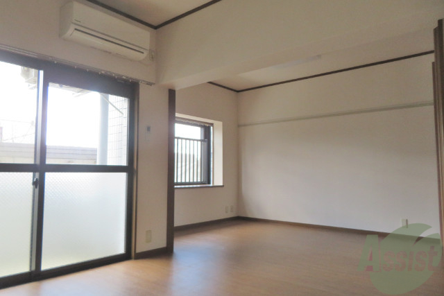 居室・リビング　リビングは１３帖の洋室です。広々していてリラックス出来ますね