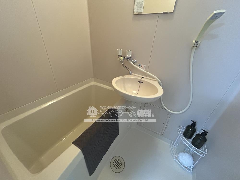 バス・シャワールーム　明るい色調のバスルームは、気分も明るくなりそう！