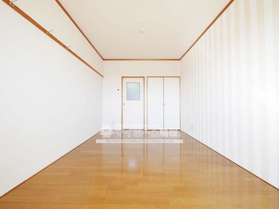 居室・リビング　7.5帖と広々してますので家具も置きやすい