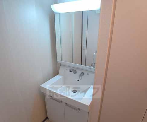 洗面設備　鏡の大きい洗面台