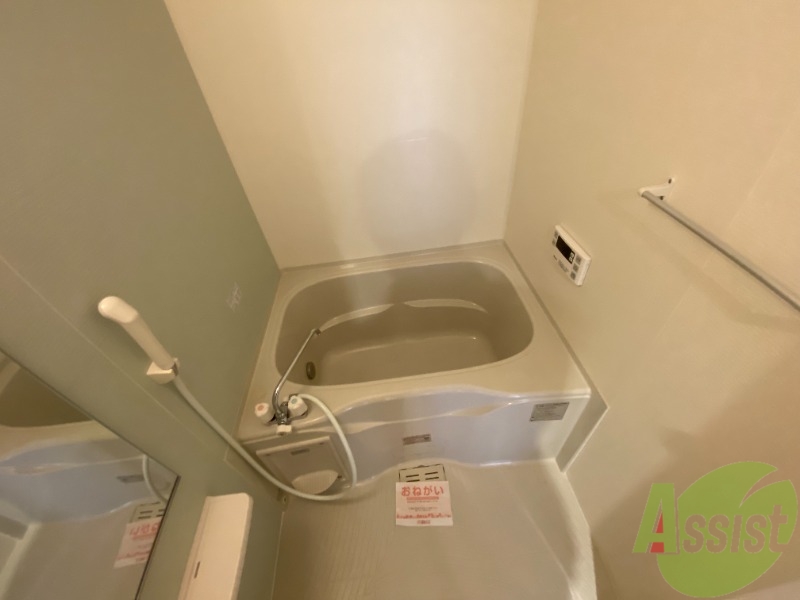 バス・シャワールーム　バスルームは狭すぎず、シャワーも浴びやすそうです。