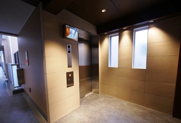 ロビー　弊社は全物件が仲介手数料半月分でご紹介可能です。