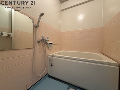 バス・シャワールーム　タイル張りでシンプルな浴室です