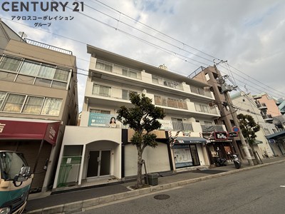 建物外観　1階に商業施設が入っています