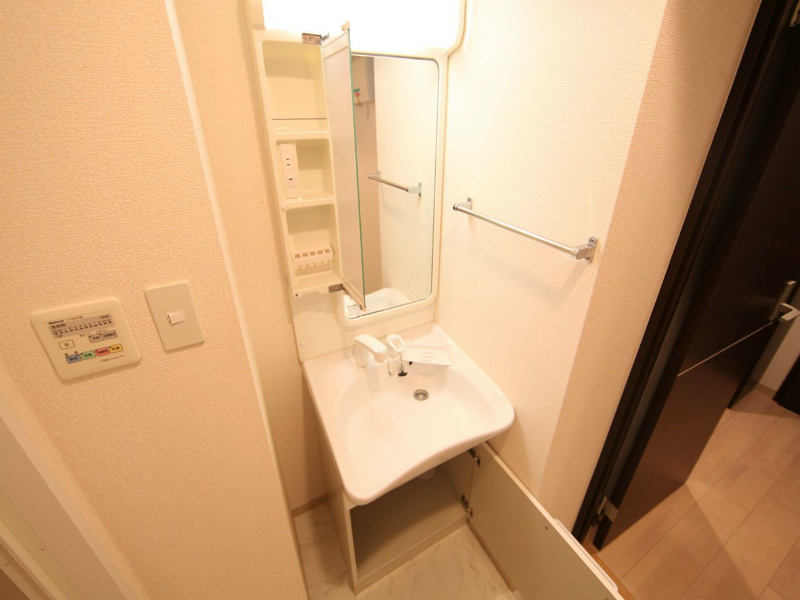 洗面設備　脱衣所　独立洗面台（シャンプードレッサー）洗濯機用意できます