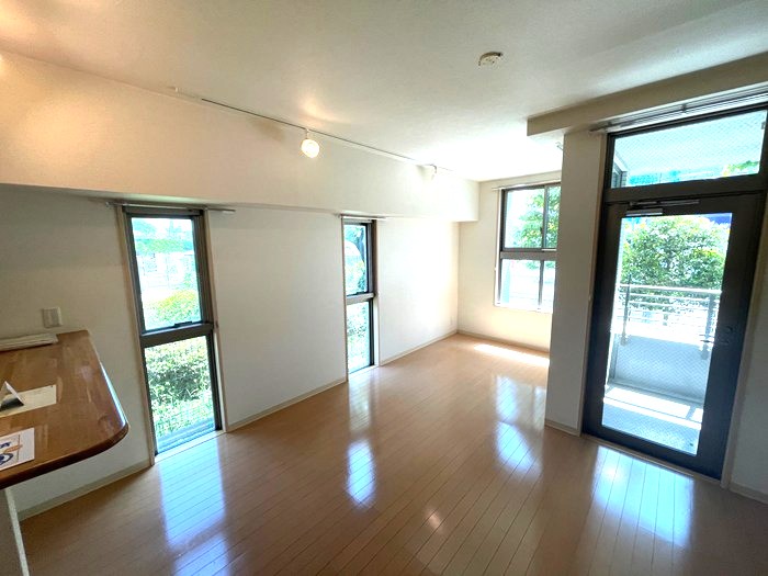 居室・リビング　南西向き洋室15帖☆バルコニーに繋がる角部屋三面採光のお部屋