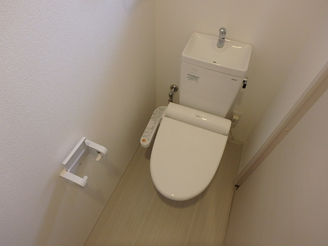 トイレ　シャワートイレも標準装備です。