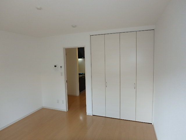 居室・リビング　家具もあわせやすいナチュラルカラーのフローリング。