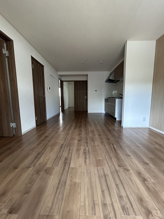 居室・リビング　床色が落ち着いた色合いで綺麗です♪