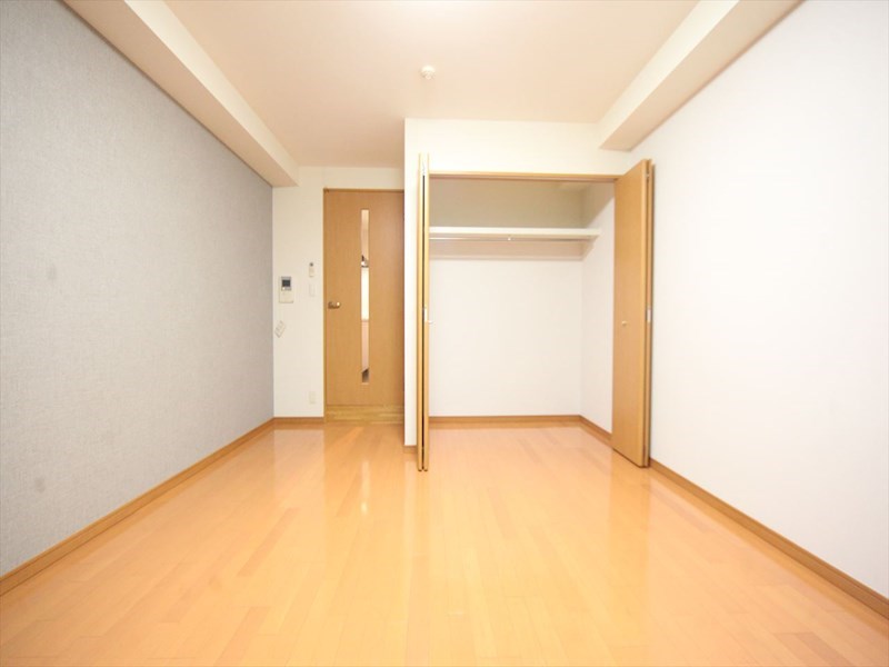 居室・リビング　洋室8.4帖　エアコン付　収納充実　バルコニー