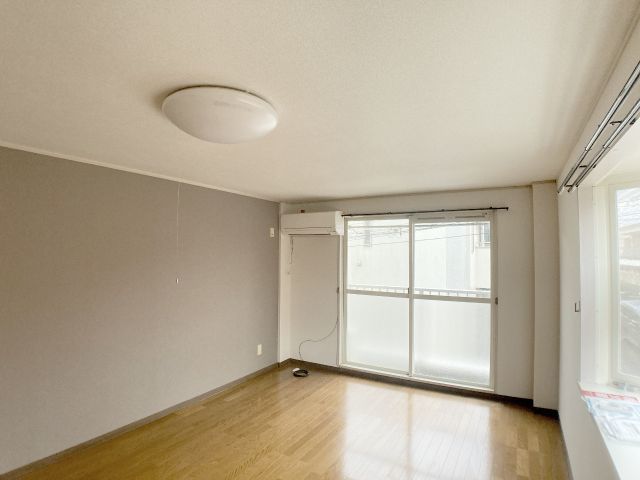 居室・リビング　※補修前の参考画像の為、設備等は現況優先。