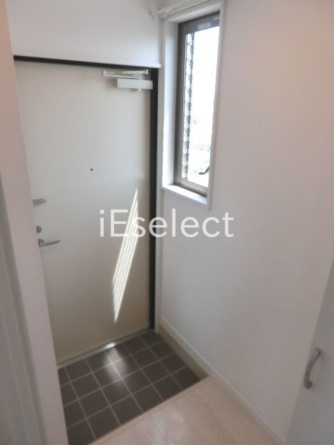 玄関　ディンプルキー対応、玄関窓付きです