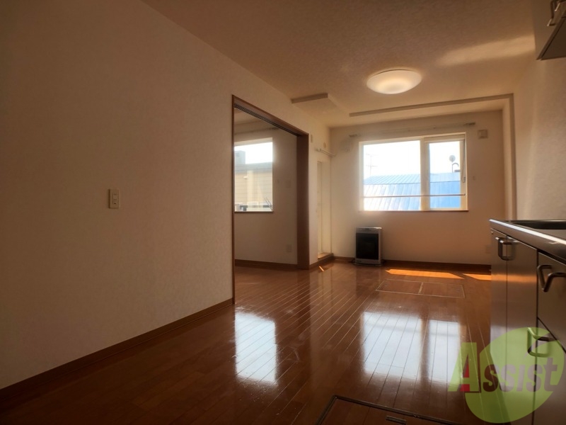 居室・リビング　リビングです。木目のフローリングが落ち着きますね。