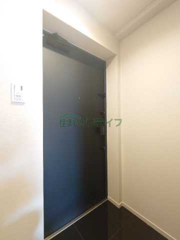 玄関　※参考写真　同タイプ間取りの502号室の写真となります。
