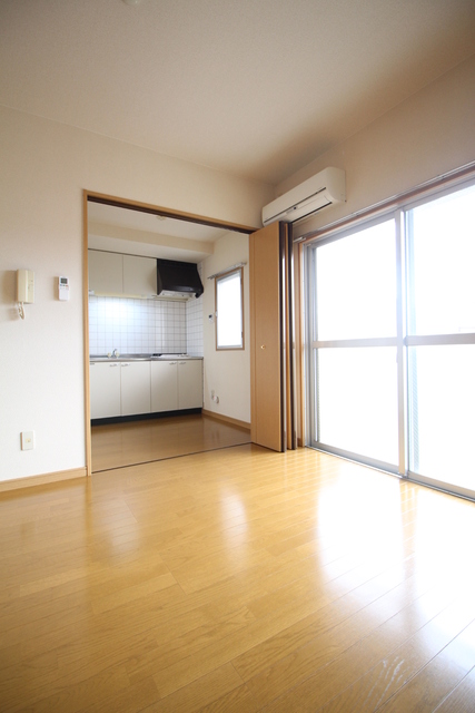 居室・リビング　７帖の洋室。エアコンついてます。