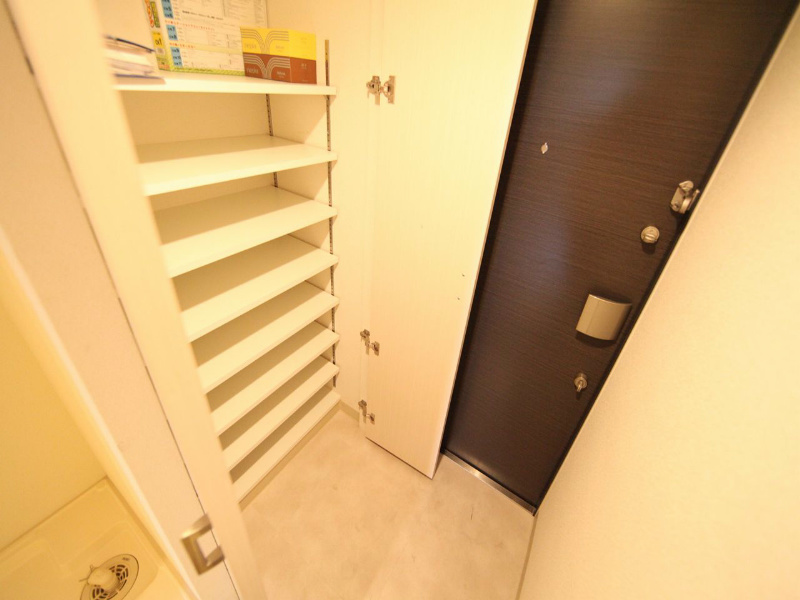玄関　玄関　シューズボックス　収納充実してます
