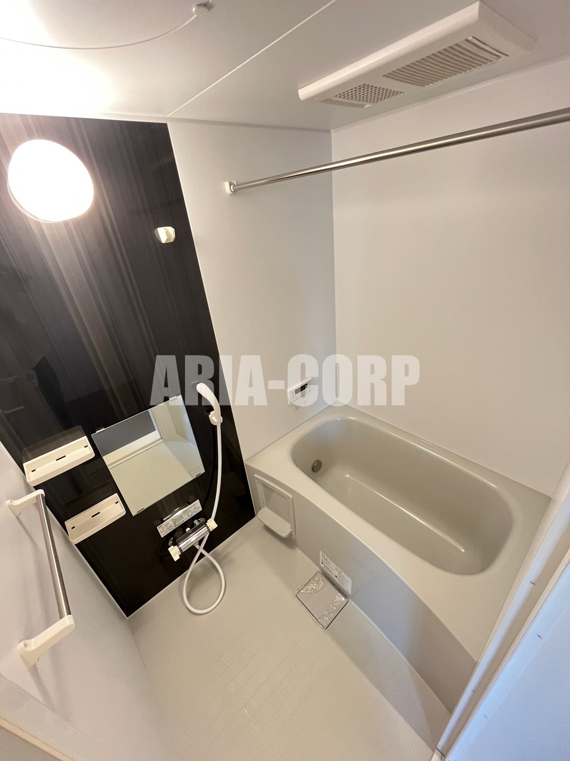 バス・シャワールーム　追い焚き浴室乾燥付。カラーパネル採用でお洒落なバスルーム。