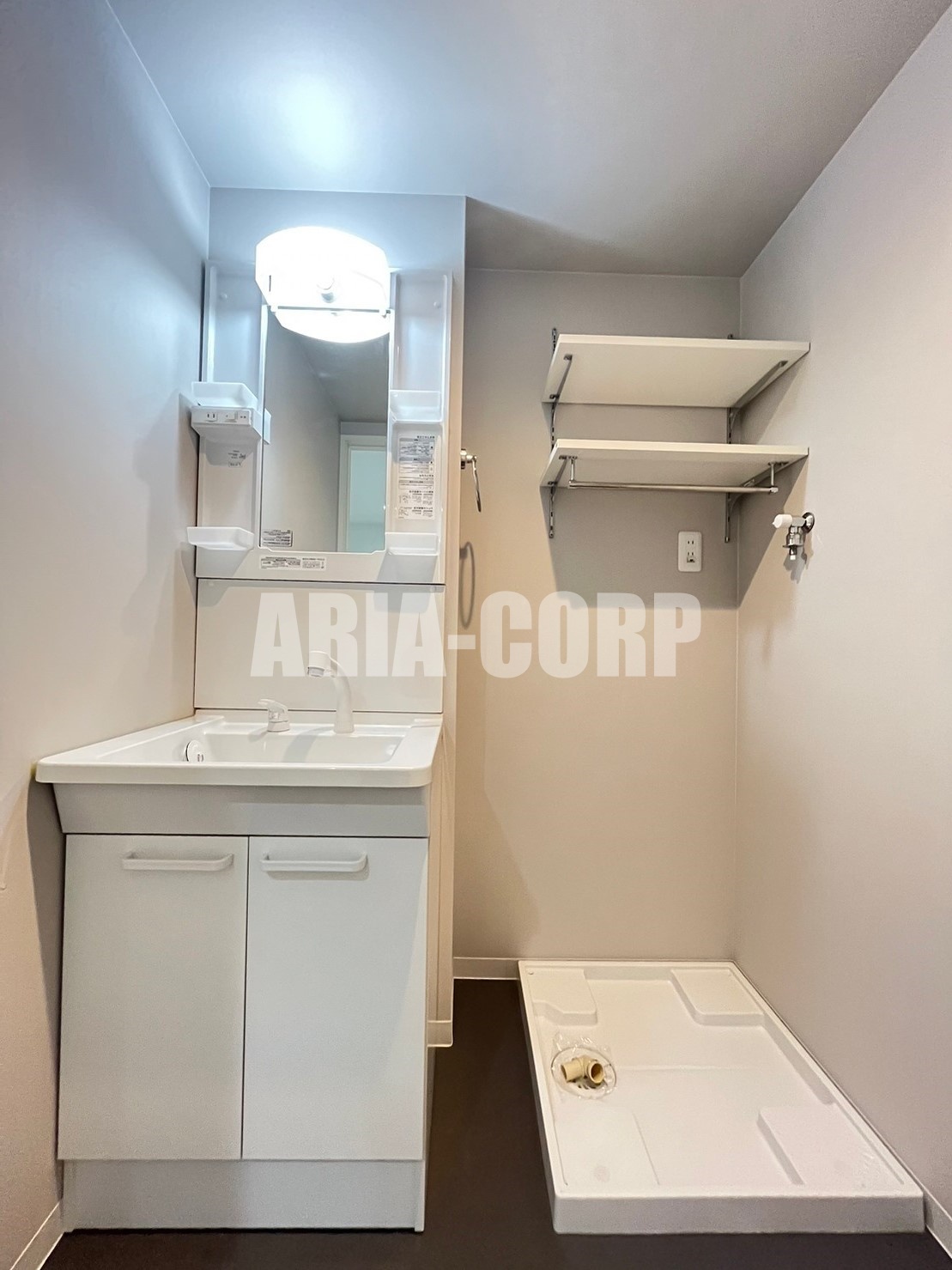 洗面設備　シャワードレッサー付きの独立洗面台！収納豊富な洗面所♪