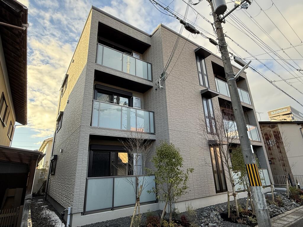 建物外観　インターネット無料◎オートロック付きで宅配ＢＯＸや外部物置も