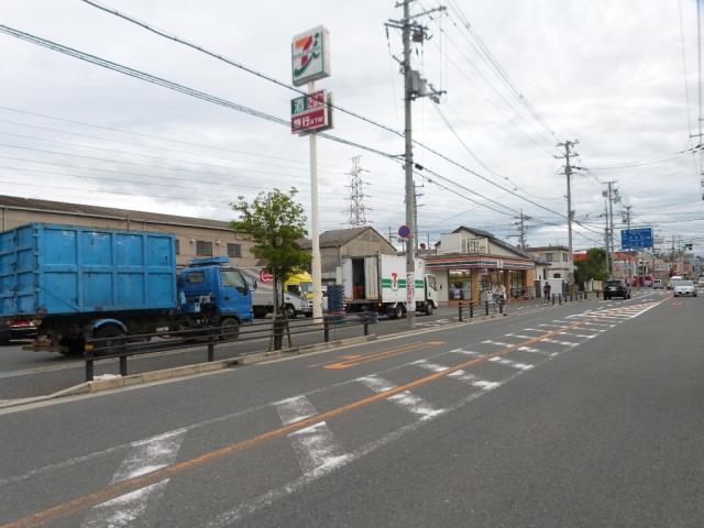 コンビニ　セブンイレブン（コンビニ）まで829m