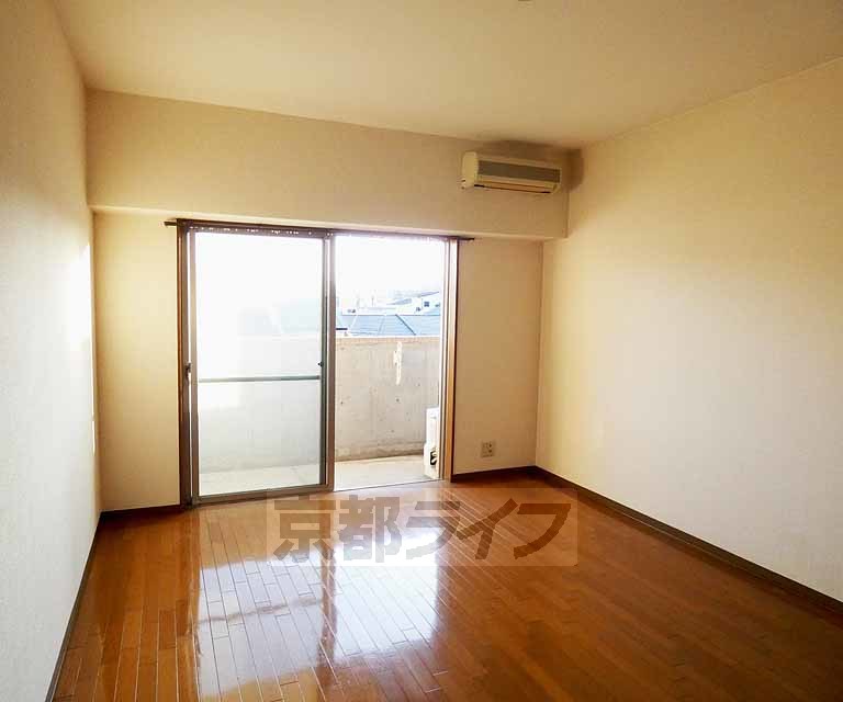 居室・リビング　神宮丸太町駅近くのＲＣ造のセパレートマンションです。