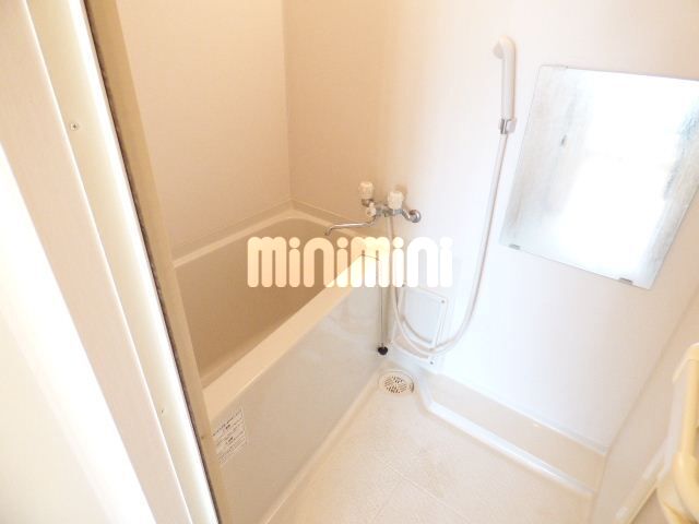 バス・シャワールーム　鏡付きのお風呂です。