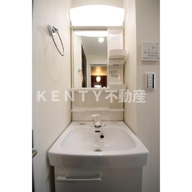 洗面設備　独立洗面化粧台が付いています