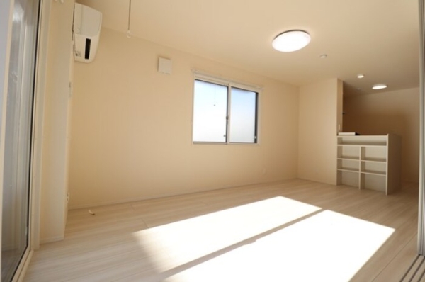 その他部屋・スペース　角部屋の為　側面にも窓があり明るい室内です。