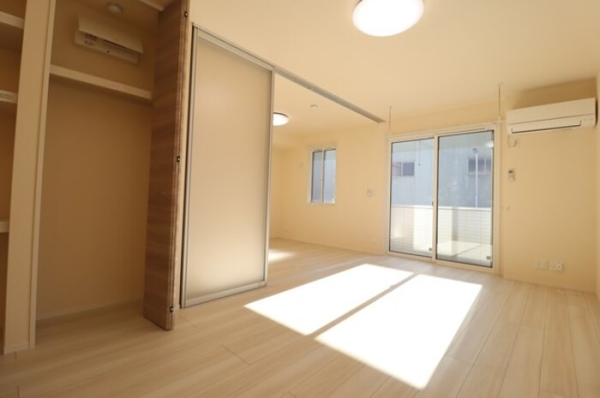 居室・リビング　明るく広々リビングはダイニングテーブルとソファーを設置可