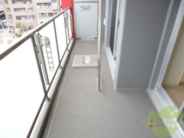 バルコニー　広々バルコニー、机と椅子を持ちだしてカフェタイム