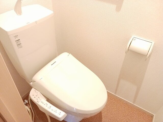 トイレ　落ち着いた色調のトイレです